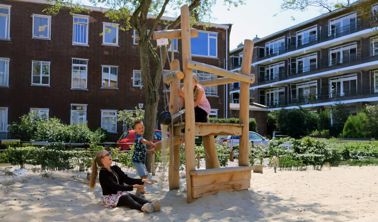 Zandspeelhuis op speelplek in openbare ruimte voor zandspel