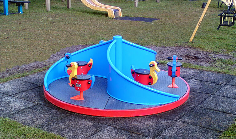 Draaimolen Eendenmars S42 in speeltuin van een speeltuinvereniging