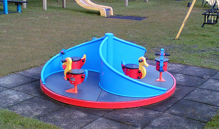 Draaimolen Eendenmars S42 in speeltuin van een speeltuinvereniging