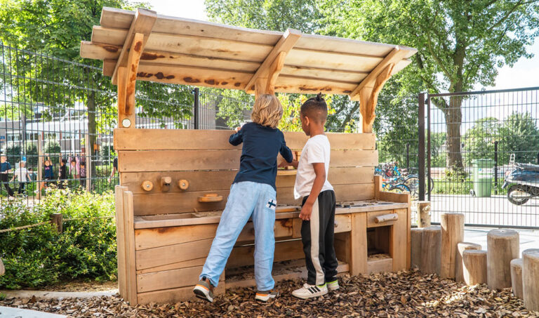 Robinia modderkeuken met luifel houten speelkeuken buiten bij kinderopvang