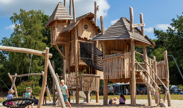 Kasteel als groot speeltoestel met torentje