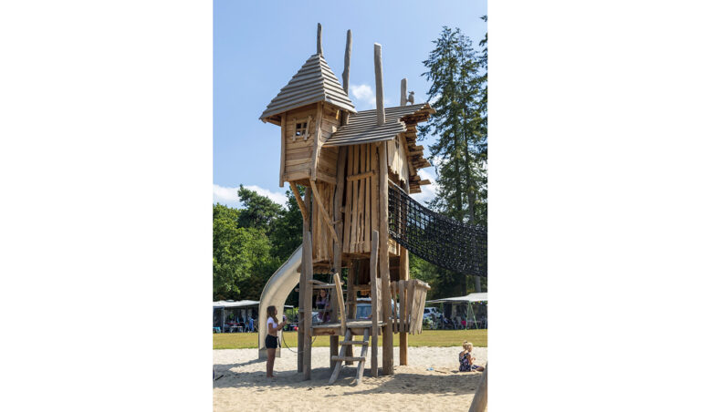 Kasteel als houten speeltoestel met uitkijktoren