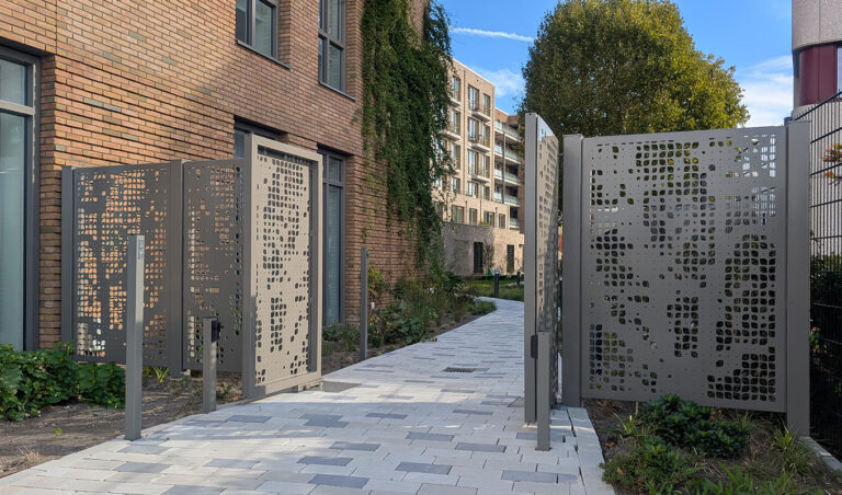 Elektrische poort met beplating