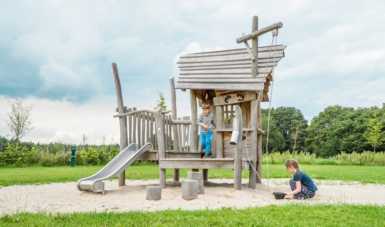 Zandspeelhuis met glijbaan