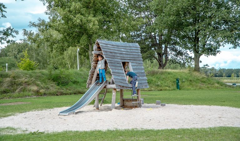 speelhuisje met glijbaan