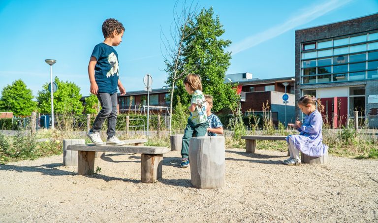 Groepje zitelementen voor schoolplein