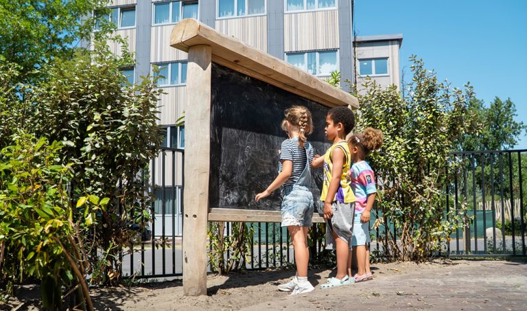 Krijtbord op schoolplein of kinderopvang