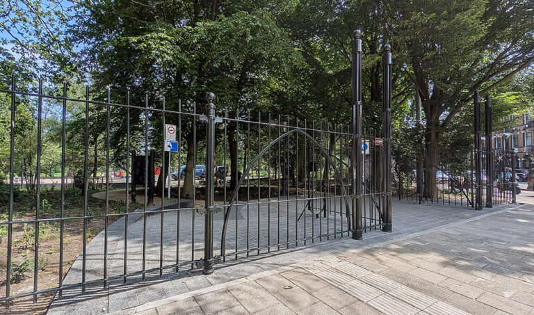 Monumentale hekwerken bij het Slavernijmonument Amsterdam
