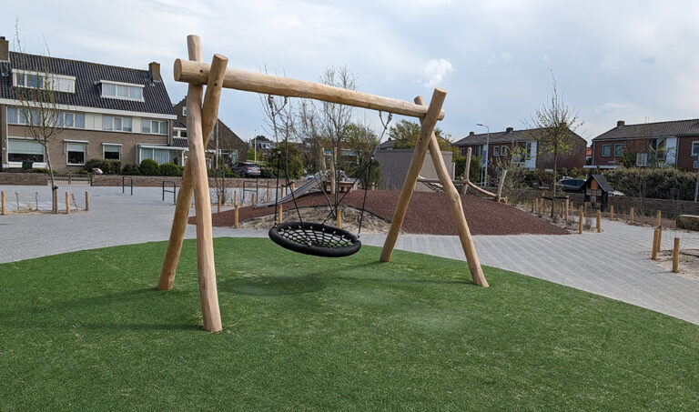 Nestschommel op schoolplein