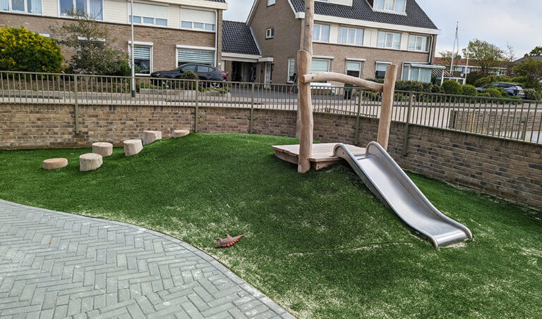 Glijbaan voor speelheuvel