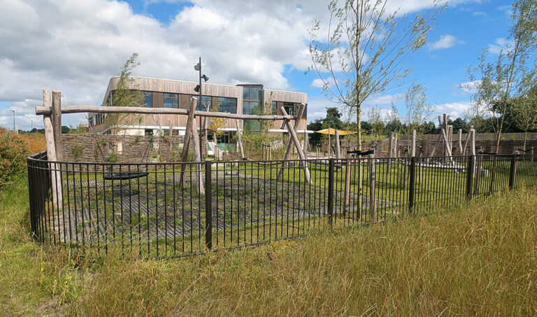 Hekwerk rond schoolplein