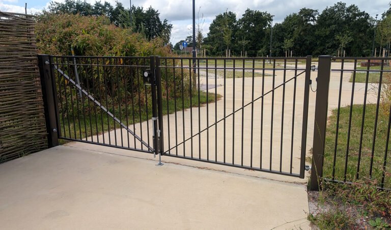 Elegante dubbele poort sierhekwerk