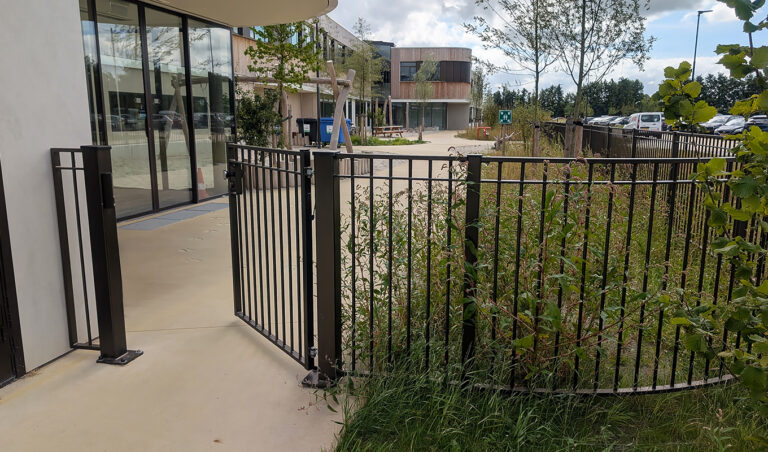 Poortje bij schoolplein