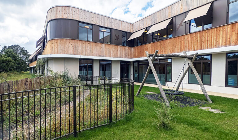 Gebogen hekwerk bij school