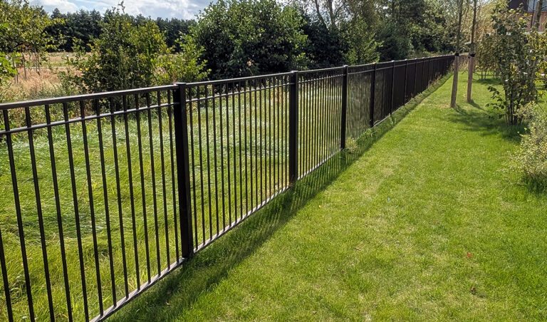 Spijlenhekwerk voor schoolpleinen en openbare ruimte