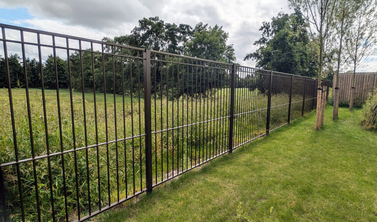 Hoogwaardig hoog hekwerk bij schoolplein en openbare ruimte