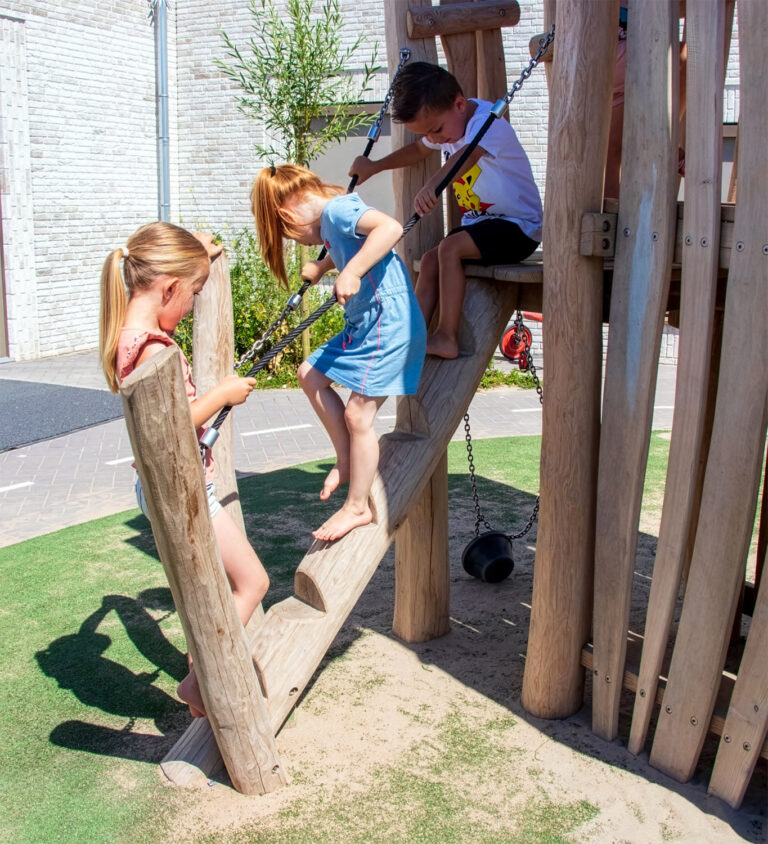 Kinderen spelen op robinia speelcombinatie De Glind