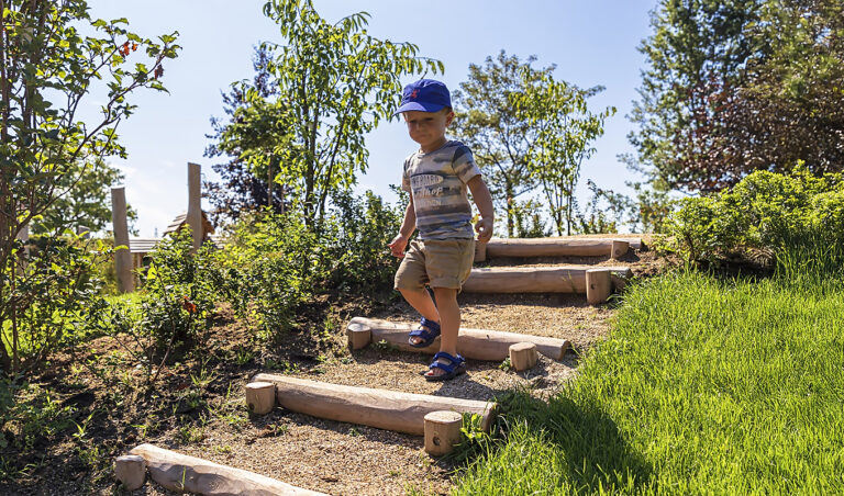 Houten traptreden voor speelheuvel