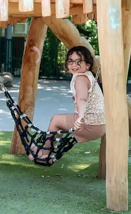 Meisje aan het chillen in klimnet speelcombinatie