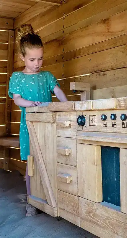 Meisje speelt in speelkeuken