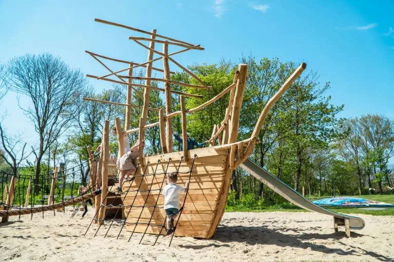 Scheepschil van hout in de openbare ruimte